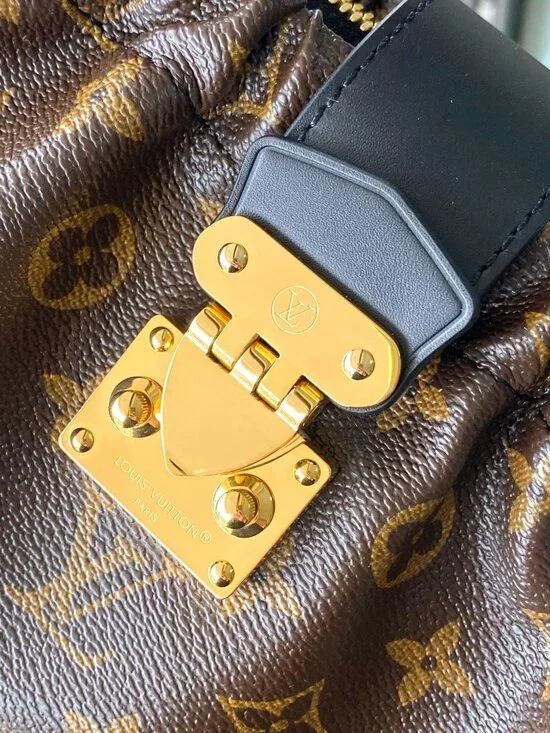 Classic Louis Vuitton Bag: A Stylish and Versatile Choice for Elegance - Picture 7 of 8